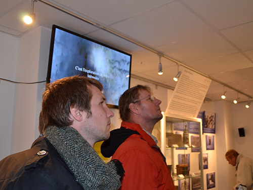 Sonderausstellung-Noel-fussballmuseum-Springe-Besucher