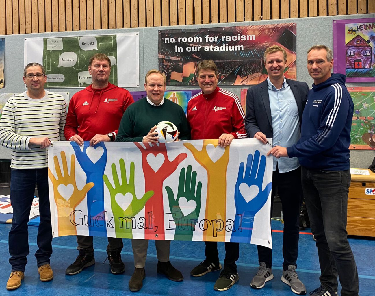 Die Macher...
v.l.n.r.
Dirk Schröder (Fußballmuseum Springe), Carsten Schierholz (Fußballmuseum Springe), Tilman Kuban (Bundestagsabgeordneter), Marcus Olm (Per Mertesacker Stiftung), Timo Mertesacker (Per Mertesacker Stiftung), Sven Achilles (KGS Hemmingen).